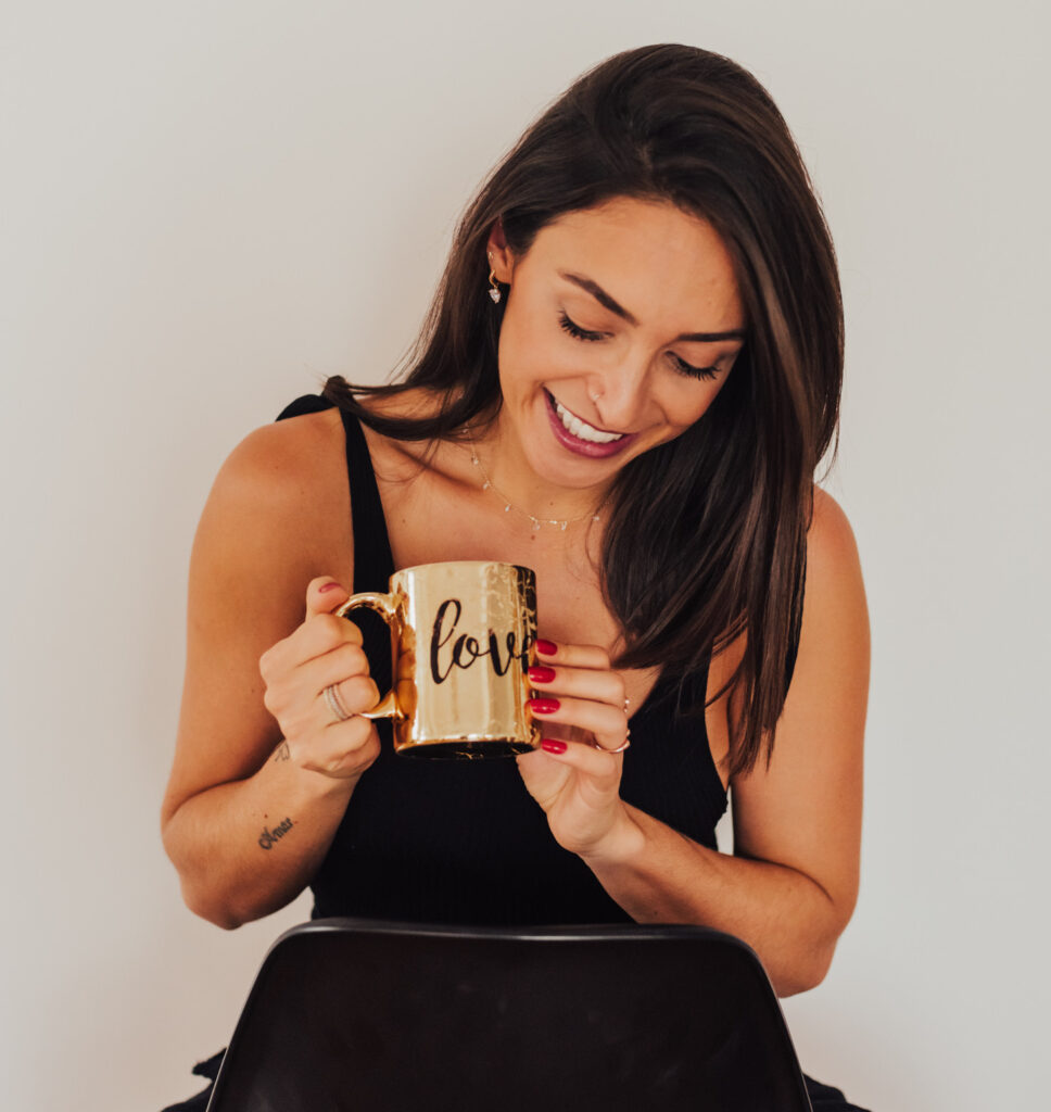 garota com caneca na mão