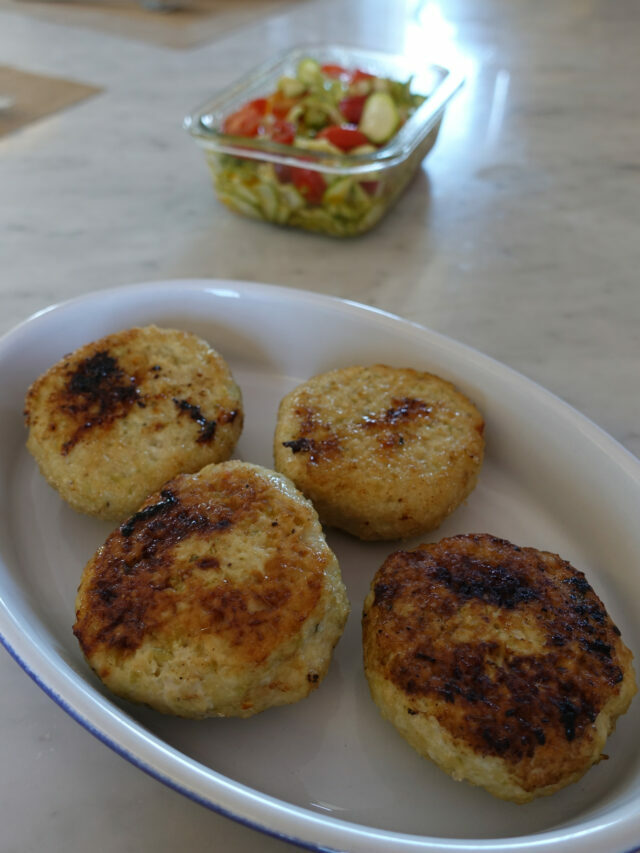 Hambúrguer de frango e brócolis
