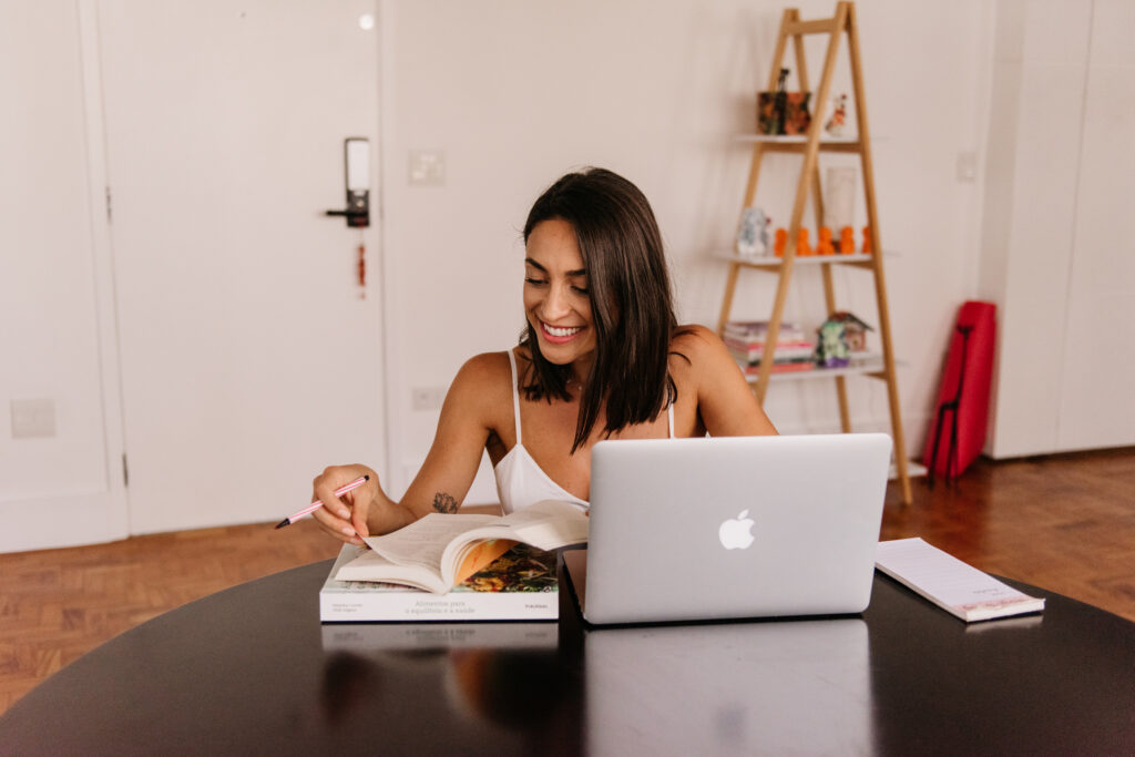 garota com laptop e livros