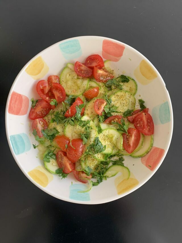 Salada de abobrinha fácil e refrescante
